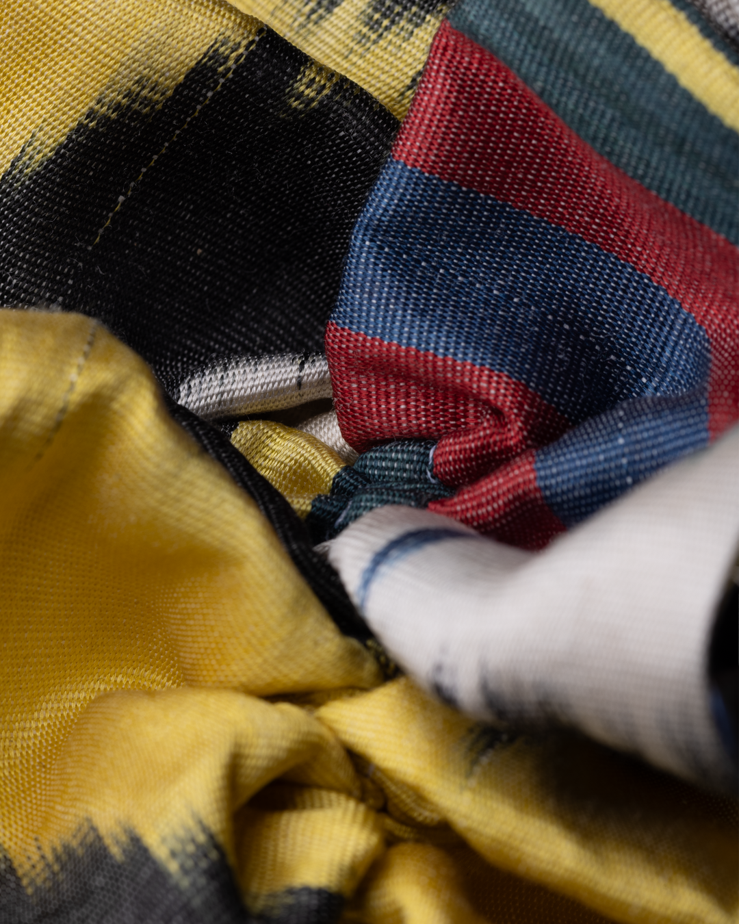 Kanariengelb, Karmesinrot, Schwarz und Weiß Ikat