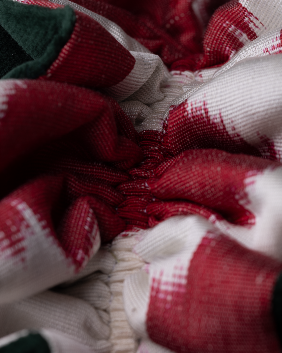 Cranberry und weißes Ikat mit dunkelgrünem Samt